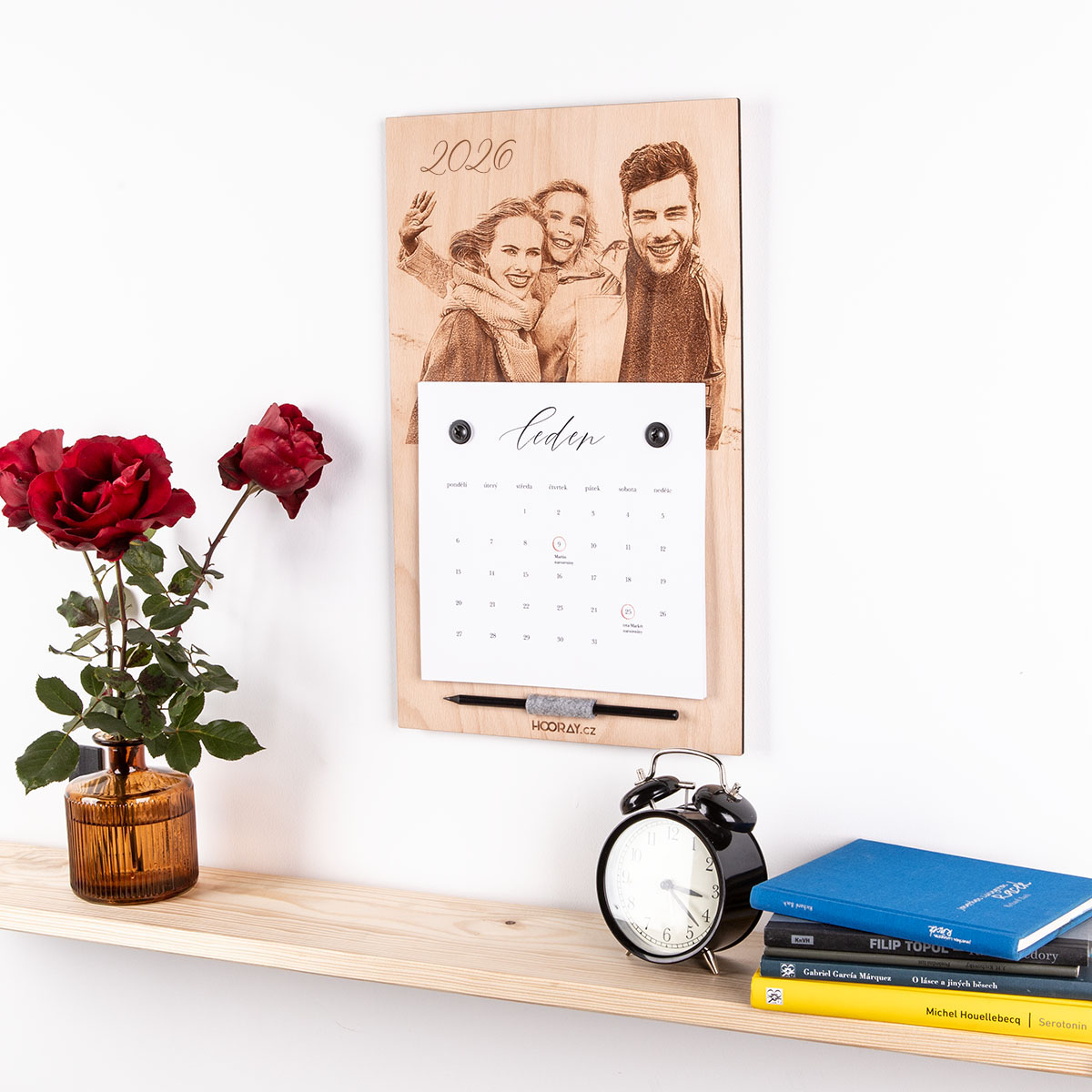 Dřevěný kalendář s fotografií na rok 2026